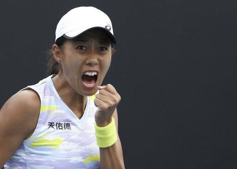 说着，宋婉婷又道：菜菜子、伊藤叔叔，车队已经准备好了，咱们赶紧先到我家休息一下，房间都已经准备好了，晚上我特意准备了晚宴，给你们接风洗尘。